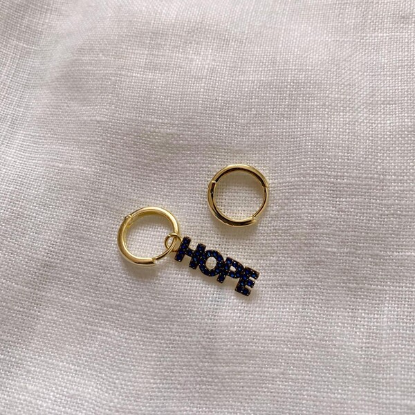 Halkalı Lacivert Taşlı Hope Yazılı Küpe | 925 Gümüş - Fi Season