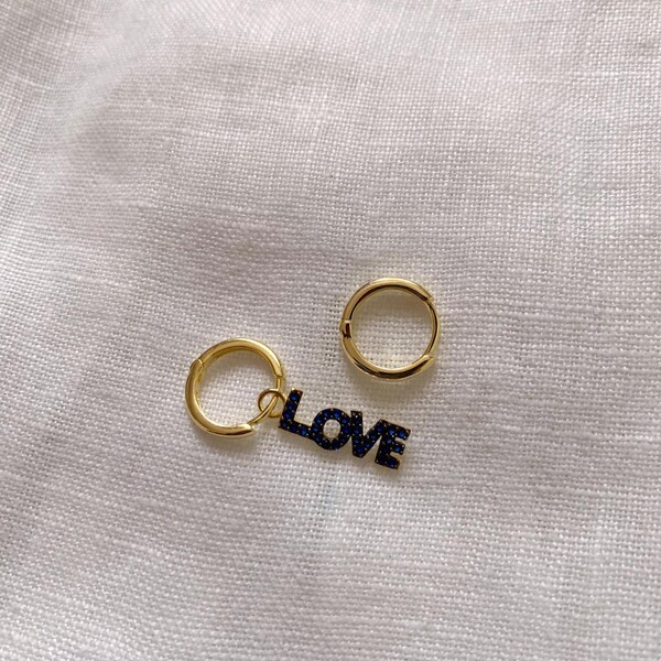 Halkalı Lacivert Taşlı Love Yazılı Küpe | 925 Gümüş - Fi Season