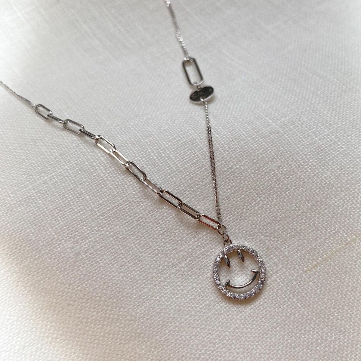 Smile Yazılı Taşlı Gülen Yüz Kolye 925 Gümüş Taşlı